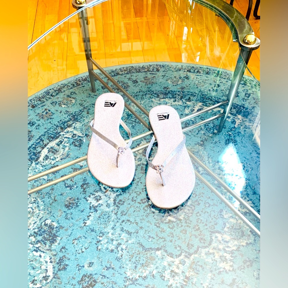 ✨ American Eagle✨ Metallic Silver Flip Flops W/Crystal Detail